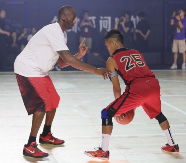 科比上脚kobe9elitelow大学红