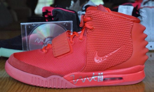 kanye west亲签nike air yeezy 2红色十月 现正出售