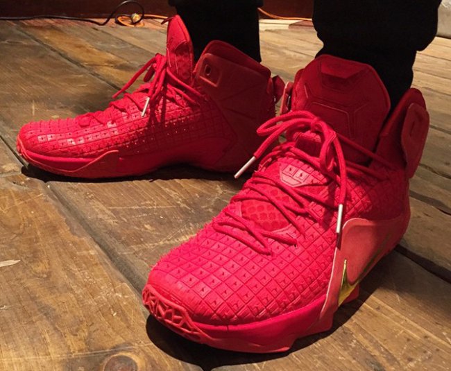 LeBron,James亲穿曝光纯红色 LBJ12 詹姆斯上脚全红配色 LeBron 12 "Rubber City"