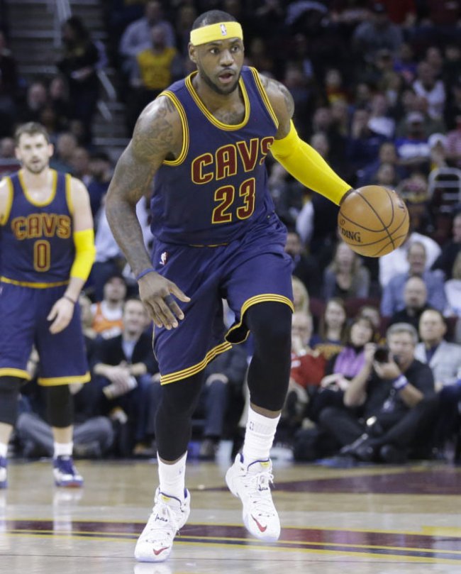 LeBron,James亲着曝光全新L LBJ12 詹皇赛场上脚 LeBron 12 PE 新配色