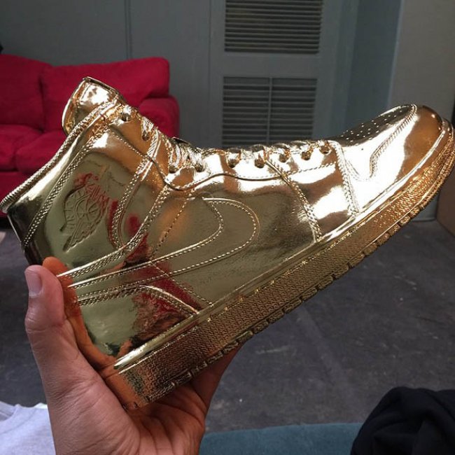 Ludacris晒镀金效果Air,Jord AJ1 Ludacris 网晒 Air Jordan 1 镀金定制鞋款
