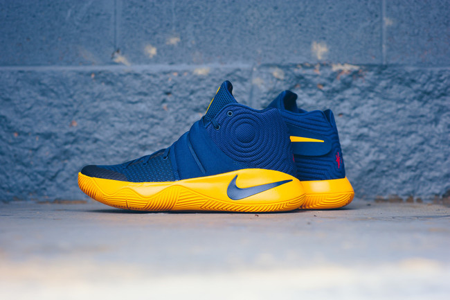 819583-447,Kyrie 2,Nike 819583-447 夺冠之路，Kyrie 2 “Cavs” 清晰实物图赏