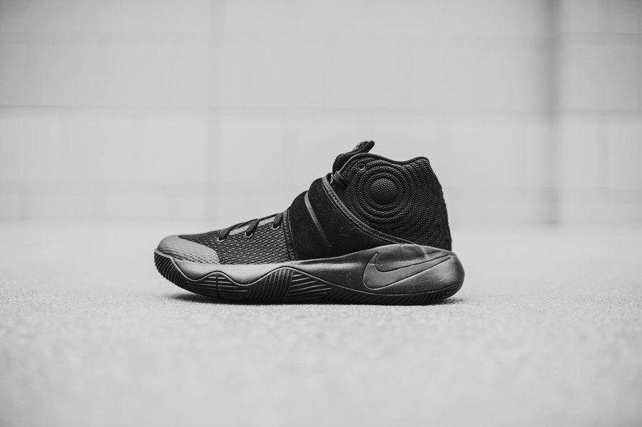 820537-008,Kyrie 2,Nike 820537-008 全黑呈现！Kyrie 2 “Triple Black” 即将发售