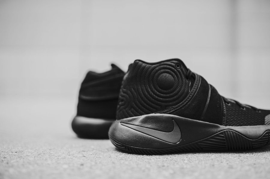 820537-008,Kyrie 2,Nike 820537-008 全黑呈现！Kyrie 2 “Triple Black” 即将发售