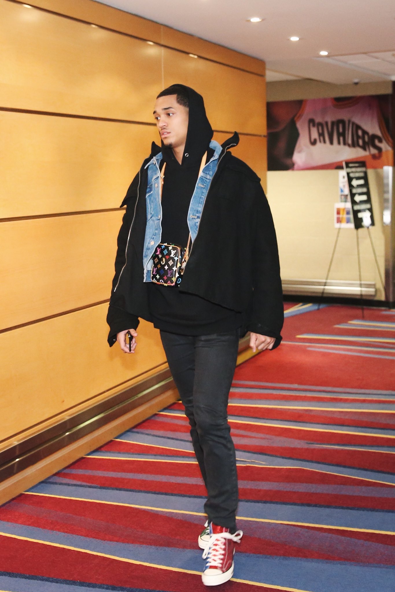 drake 穿 yeezy,詹姆斯穿二次元,本周海外明星球鞋上脚依然精彩!